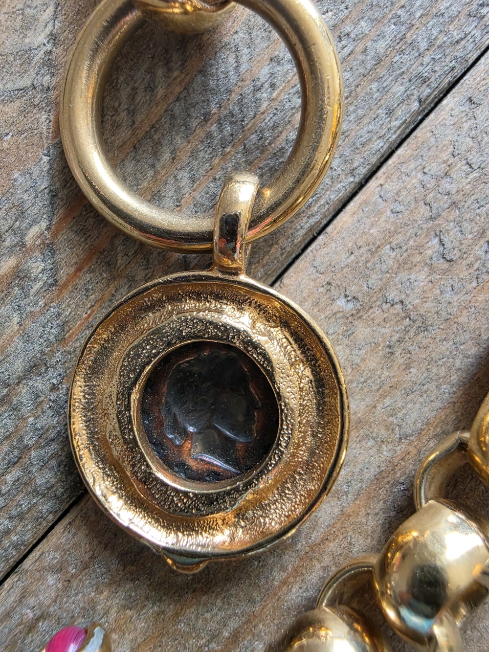 Collar Necklace Gold Tone W/carved Cameo Pendant - Picture 8 of 8